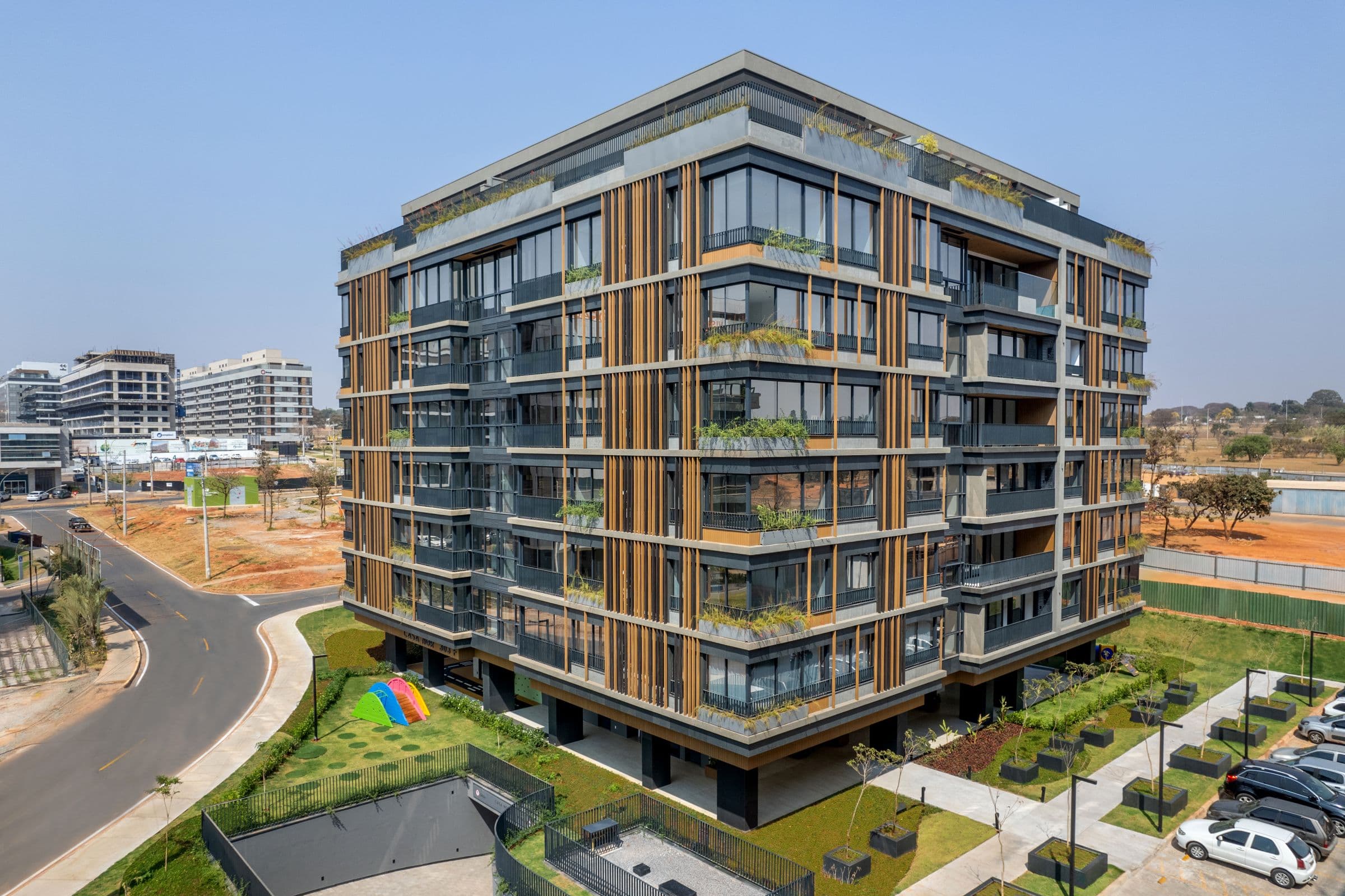 Edifício residencial da TECNA com fachada de brises de madeira, visto do alto