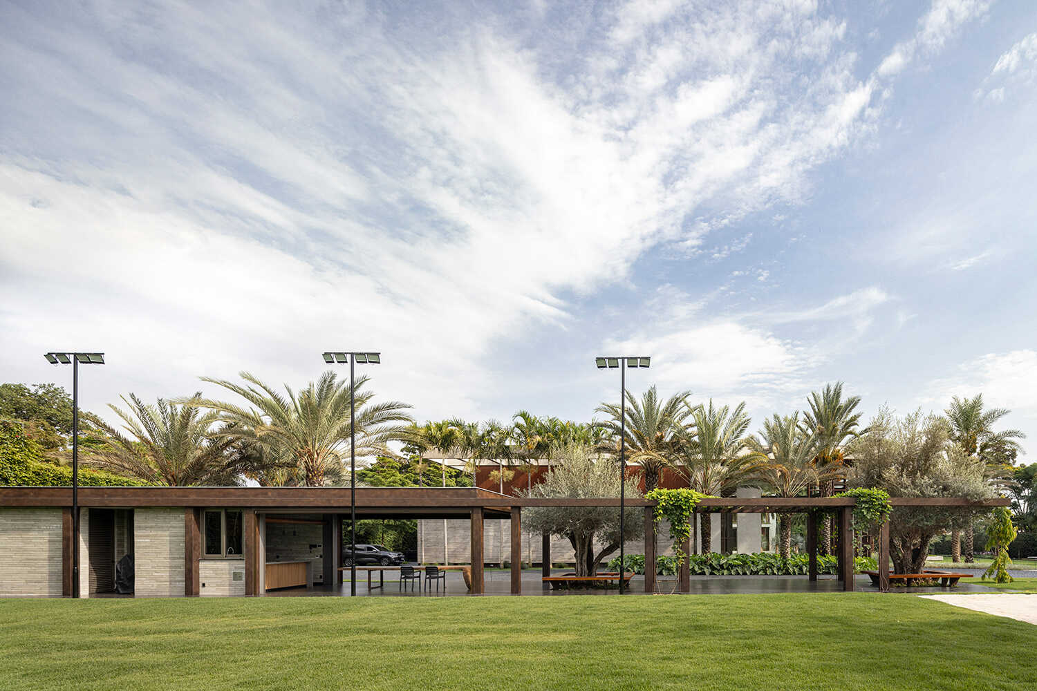 Pavilhão do jardim com gramado e palmeiras