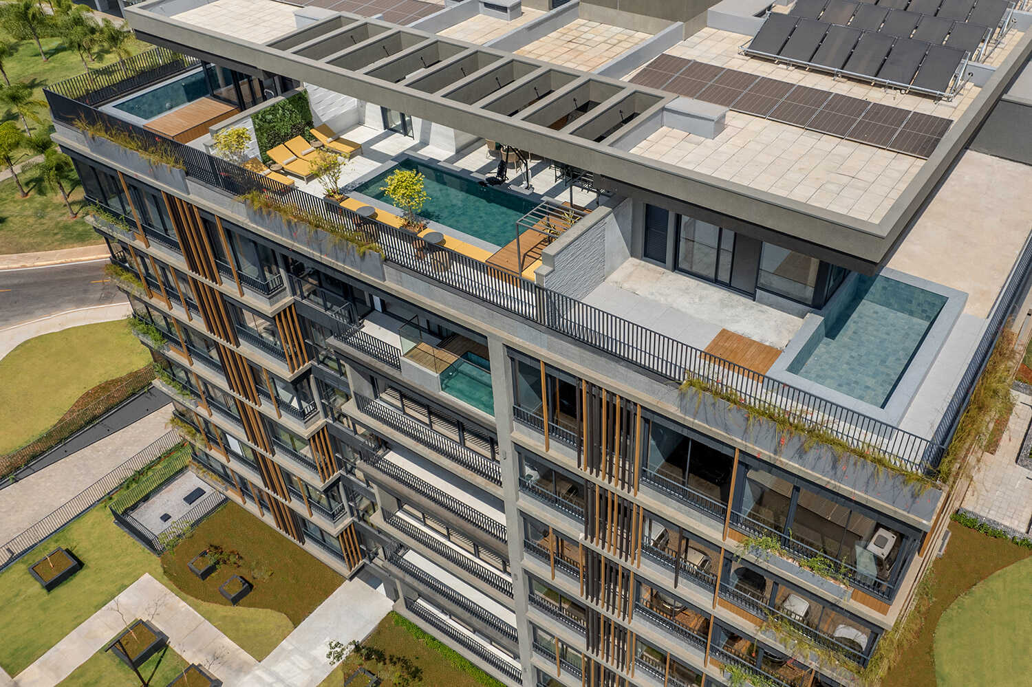 Rooftop do Casa Nor com piscinas privativas, decks e placas solares