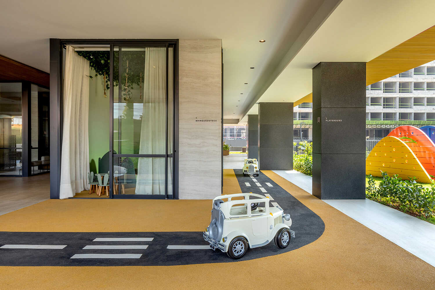 Rua de brincar infantil com mini carros e parquinho