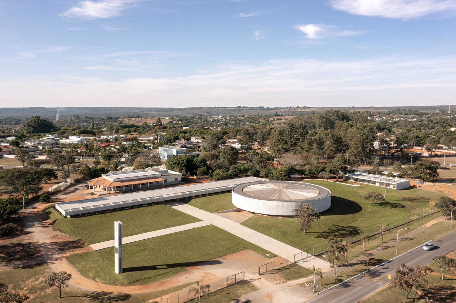 Vista aérea da Paróquia Sagrada Família, com nave circular e campanário